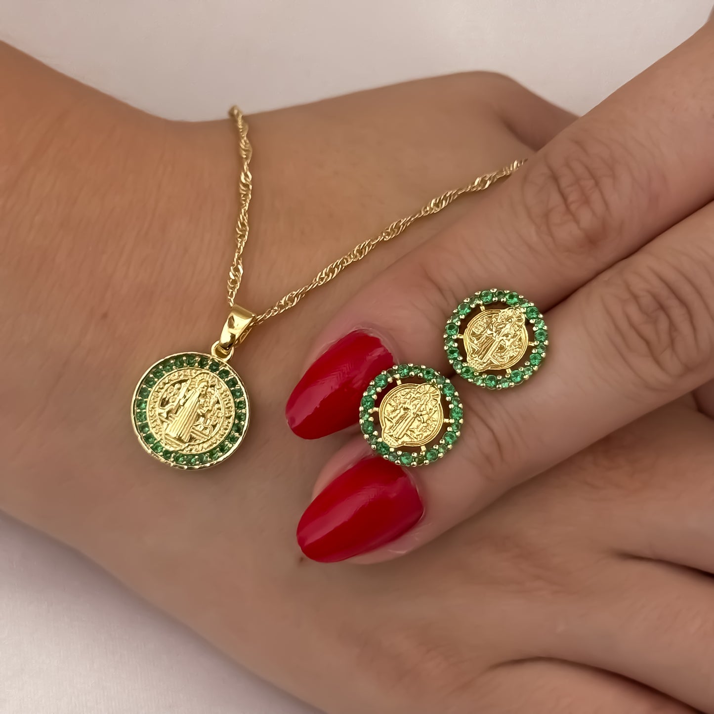 Conjunto San Benito Protección Verde Esmeralda Cadena Singapur + Medalla San Benito + Topo San Benito en Oro Laminado 18k con Garantia de por vida