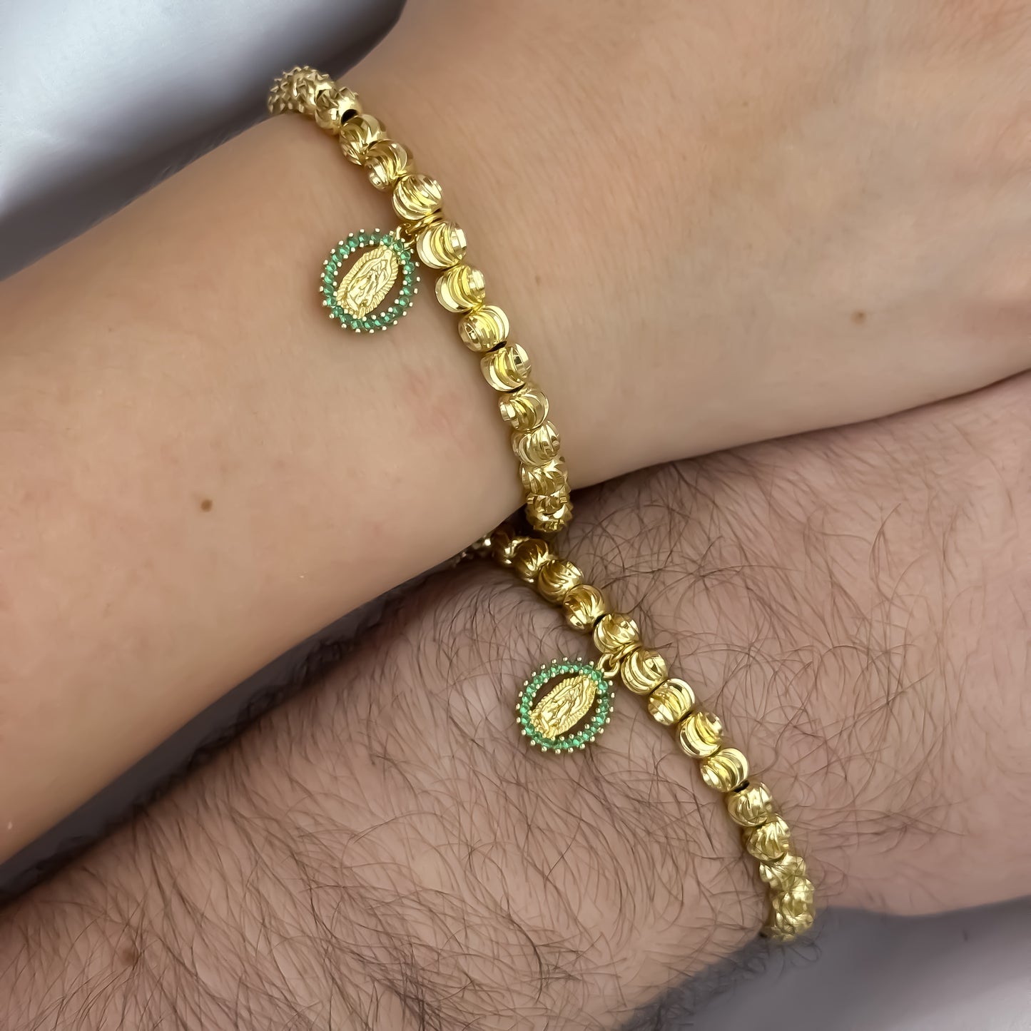 Promoción de 2 Pulseras Para Parejas de Virgen Guadalupe con Micro Circones Verde Esmeralda en Balin italiano de 6mm en Oro Laminado 18k