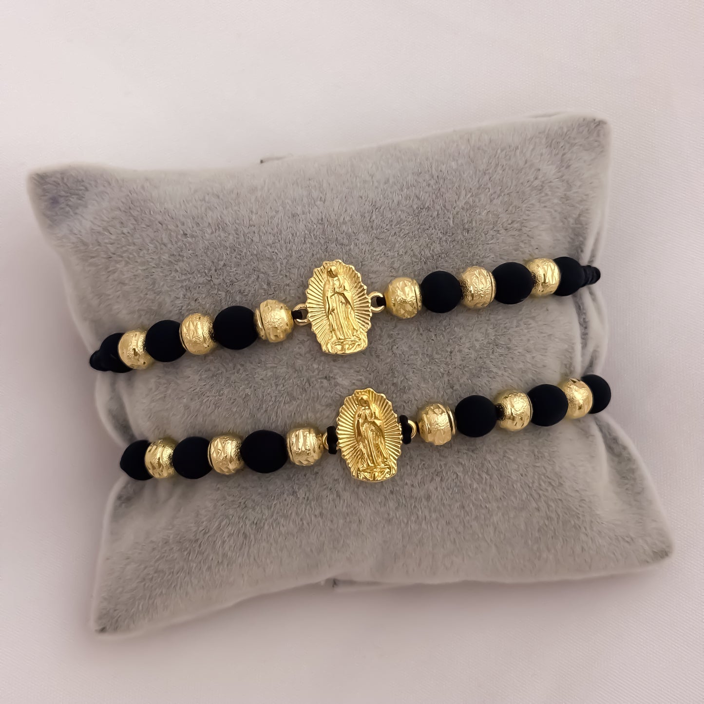 Brazales de 2 Pulseras de Virgen de Guadalupe Talla con Balin Diamantado en Oro Laminado 18k con Garantía de por vida