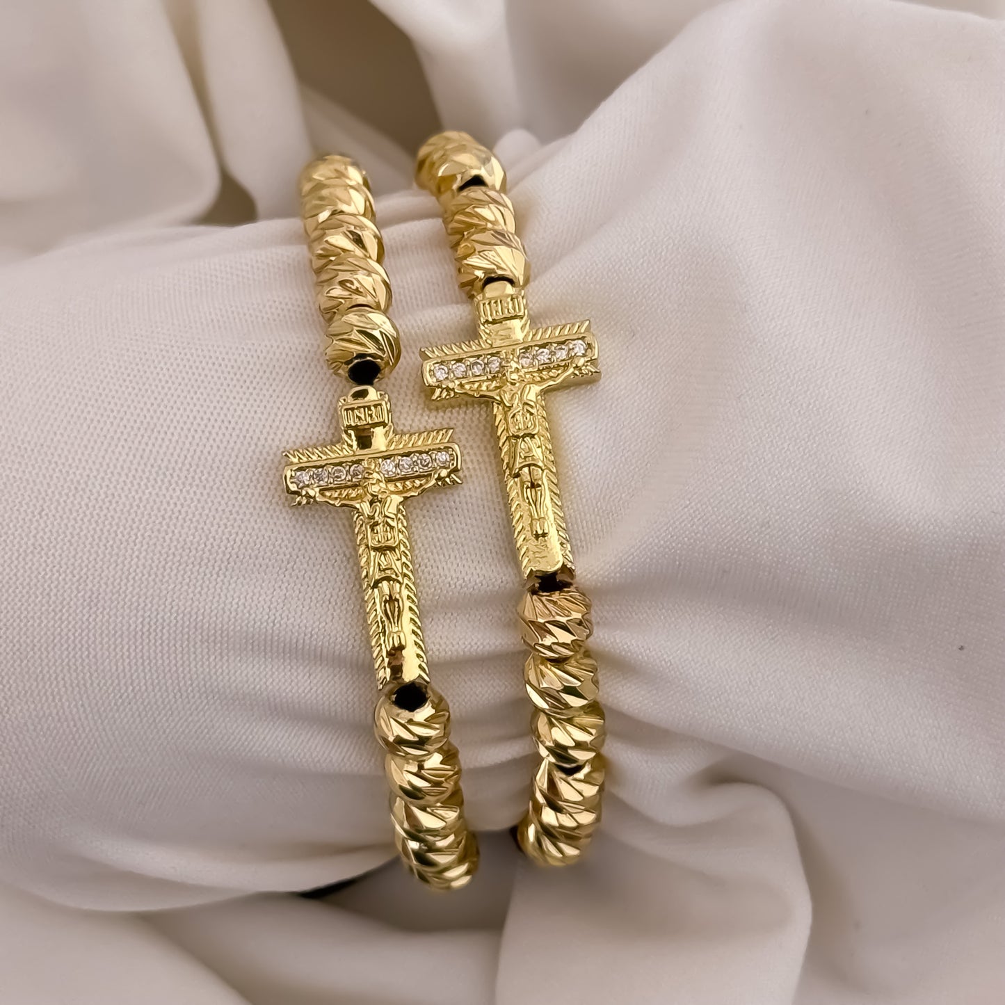 Dos Pulseras para Parejas con Herraje de Cristo Madero Proteccion con Micro circones en Balin italiano en Oro Laminado 18k con Garantia de por vida