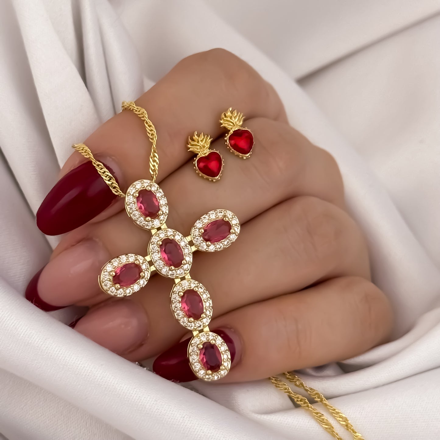 Cadena Tejido Singapur de Dama de 45cm + Cruz Con Micro Circones Rojo + Topos Rojo de Corazon de Jesús en Oro Laminado 18k con Garantía de por vida