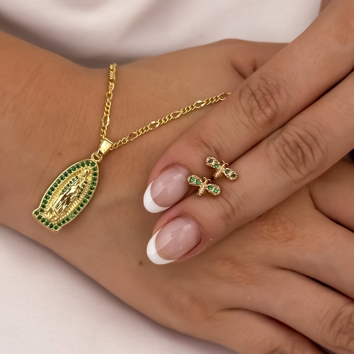 Cadena Tejido Catier de Dama de 45cm + Virgen de Guadalupe con Micro Circones Verde Esmeralda + Topos Mariposa en Oro Laminado 18k con Garantia de por vida