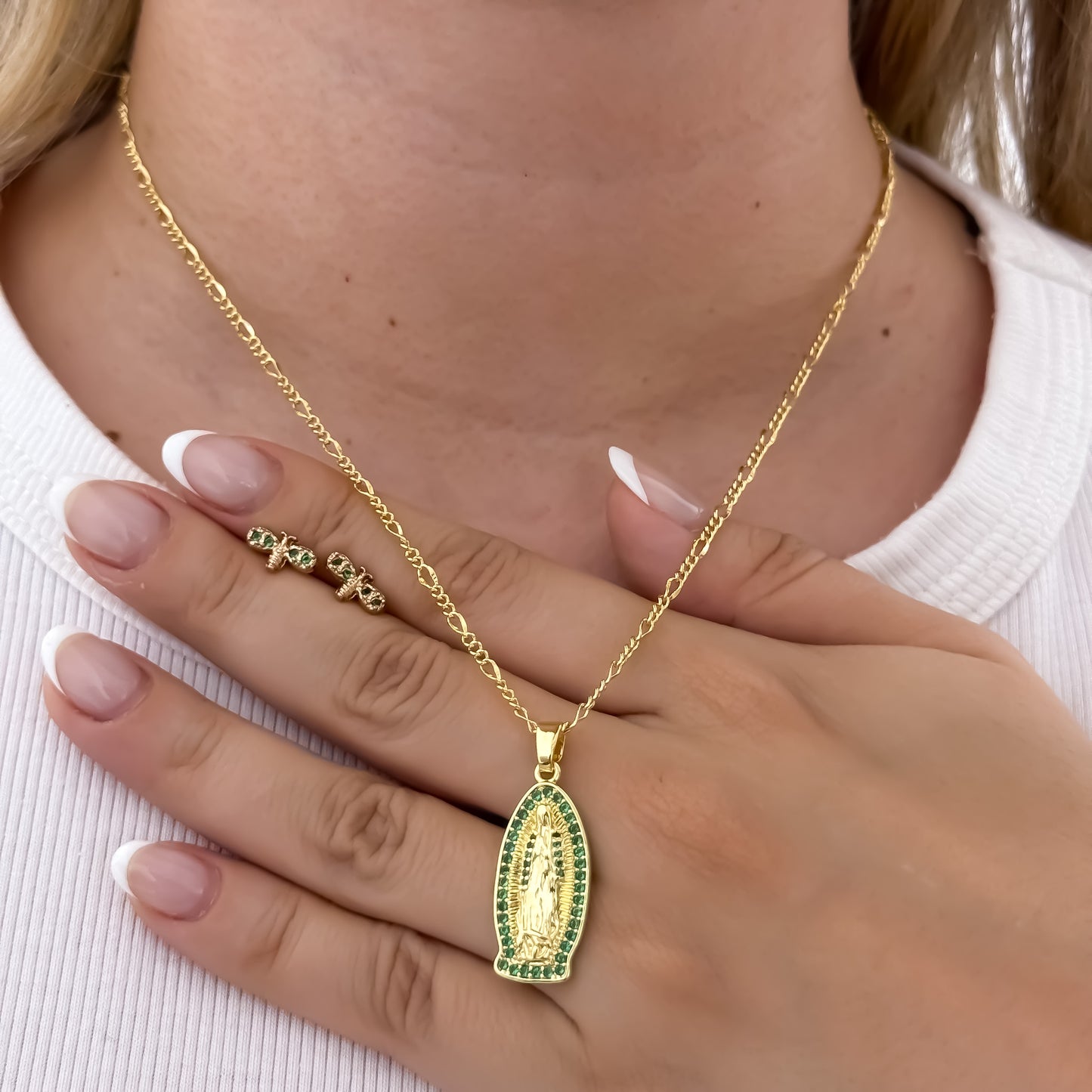 Cadena Tejido Catier de Dama de 45cm + Virgen de Guadalupe con Micro Circones Verde Esmeralda + Topos Mariposa en Oro Laminado 18k con Garantia de por vida
