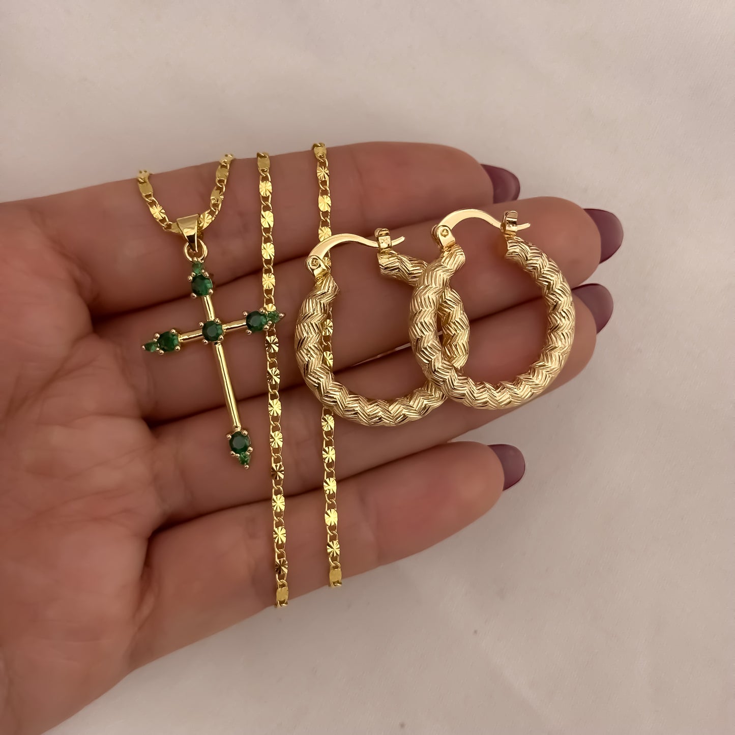 Cadena Tejido Escalera Plana de 45cm de 2mm + Cruz Verde Esmeralda + Candongas Tallada en Oro Laminado 18k con Garantia de por vida