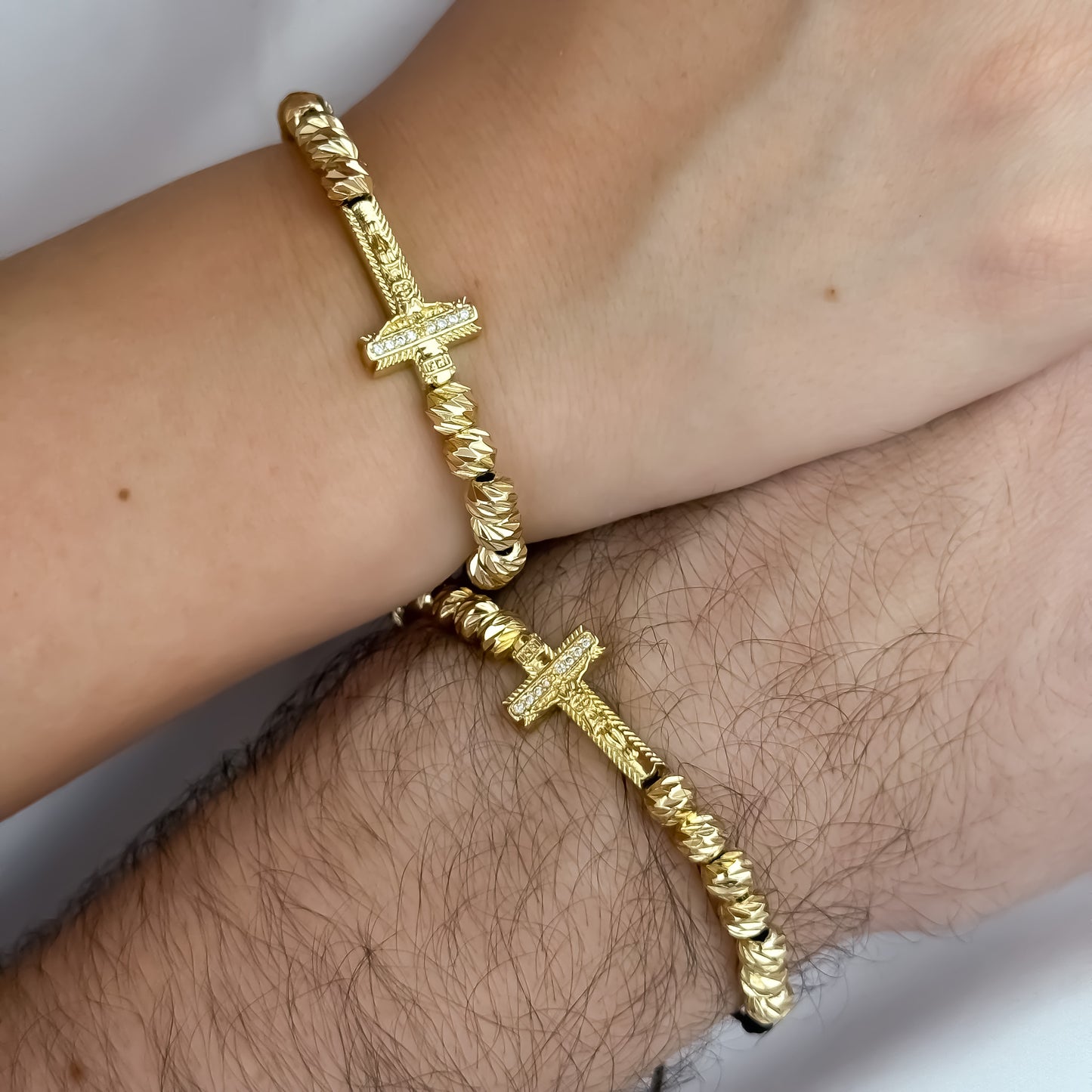 Dos Pulseras para Parejas con Herraje de Cristo Madero Proteccion con Micro circones en Balin italiano en Oro  Laminado 18k con Garantia de por vida