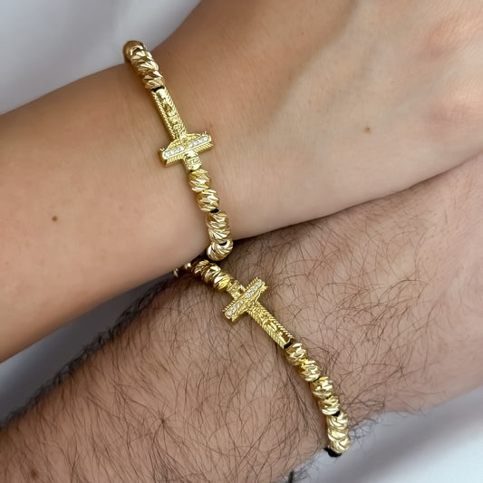Dos Pulseras para Parejas con Herraje de Cristo Madero Proteccion con Micro circones en Balin italiano en Oro  Laminado 18k con Garantia de por vida