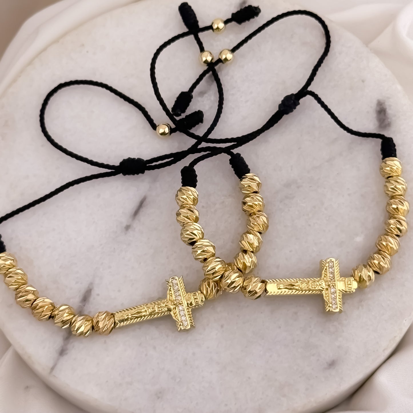 Dos Pulseras para Parejas con Herraje de Cristo Madero Proteccion con Micro circones en Balin italiano en Oro  Laminado 18k con Garantia de por vida