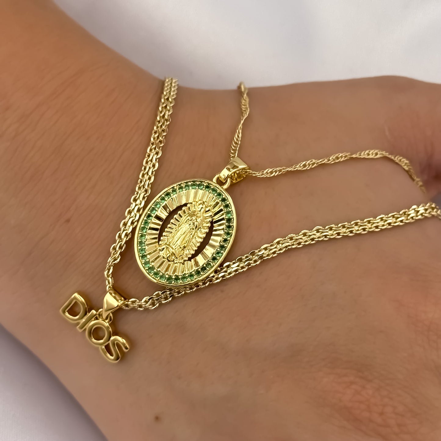 Choker de Dama Cadena Tejido Chino de Dama de 45cm de 3mm + Dije Dios + Cadena Singapur de Dama de 45m + Virgen de Guadalupe Con Micro Circones Verde en Oro Laminado 18k con Garantía de por vida