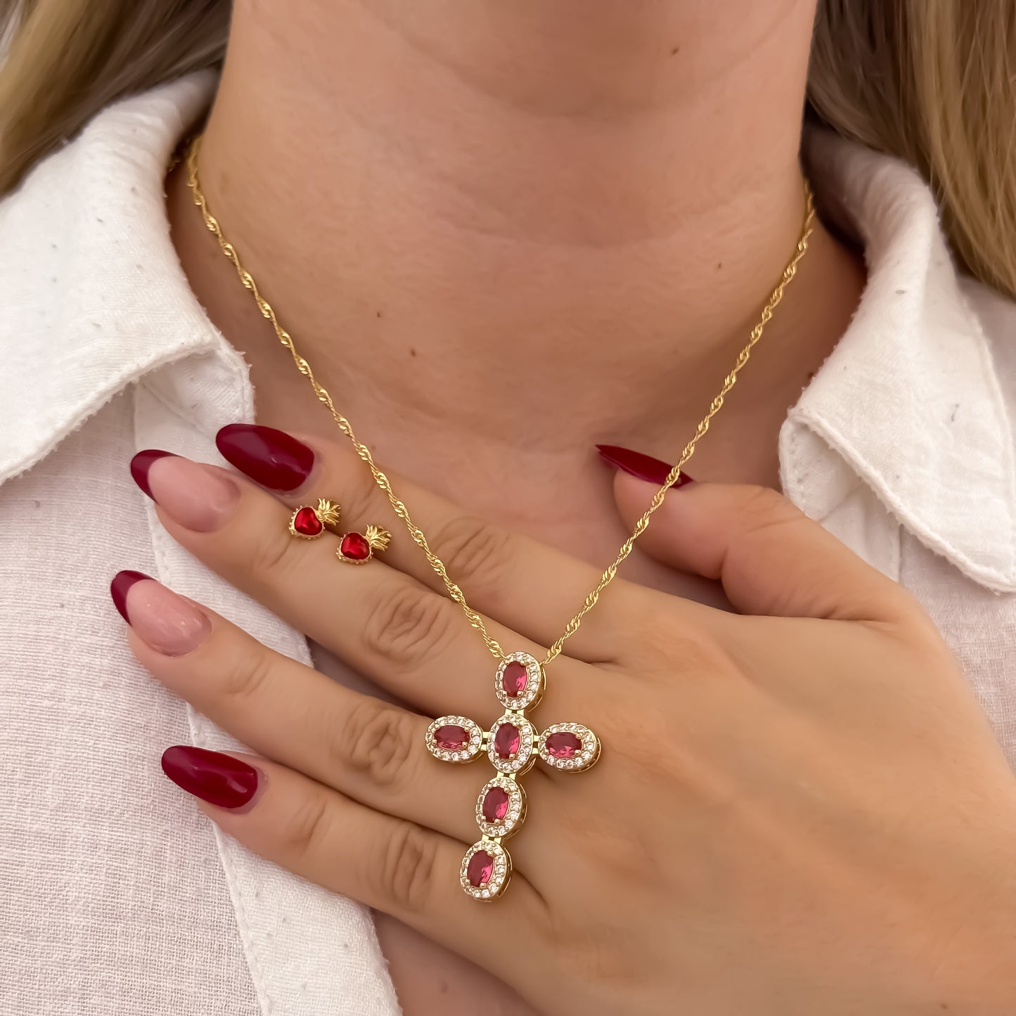 Cadena Tejido Singapur de Dama de 45cm + Cruz Con Micro Circones Rojo + Topos Rojo de Corazon de Jesús en Oro Laminado 18k con Garantía de por vida