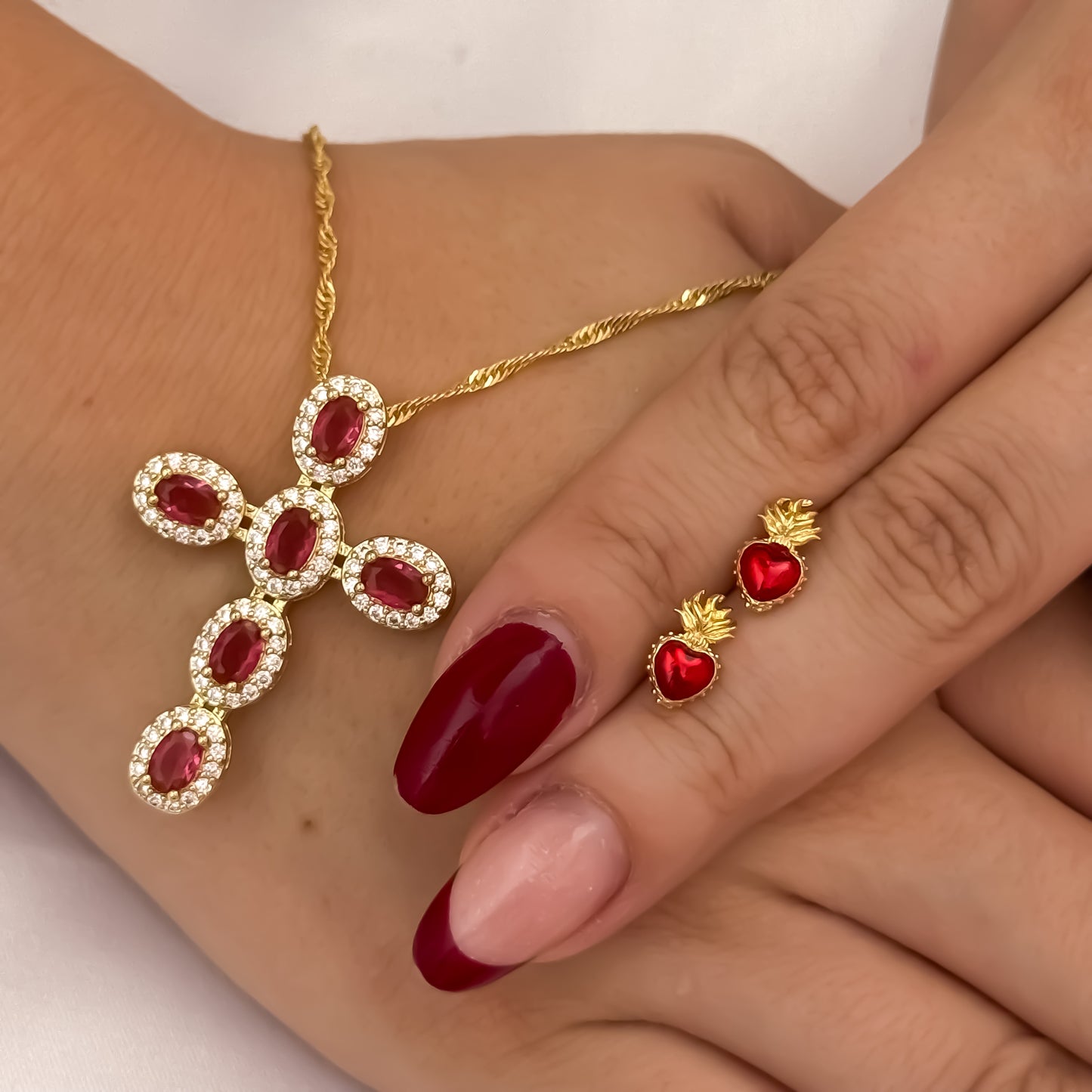Cadena Tejido Singapur de Dama de 45cm + Cruz Con Micro Circones Rojo + Topos Rojo de Corazon de Jesús en Oro Laminado 18k con Garantía de por vida