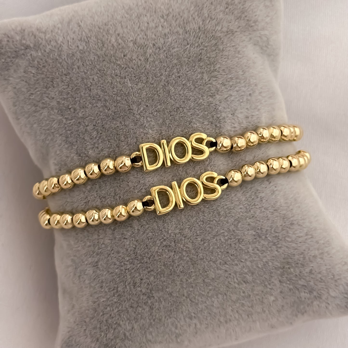 Promoción de 2 Pulseras para Parejas en Balin Liso de 4mm con Herrajes de Dios en Oro Laminado 18k con Garantia de por vida