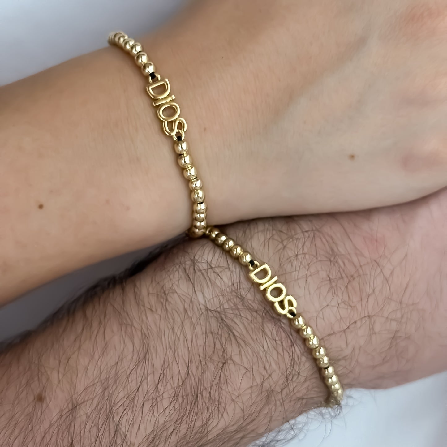 Promoción de 2 Pulseras para Parejas en Balin Liso de 4mm con Herrajes de Dios en Oro Laminado 18k con Garantia de por vida