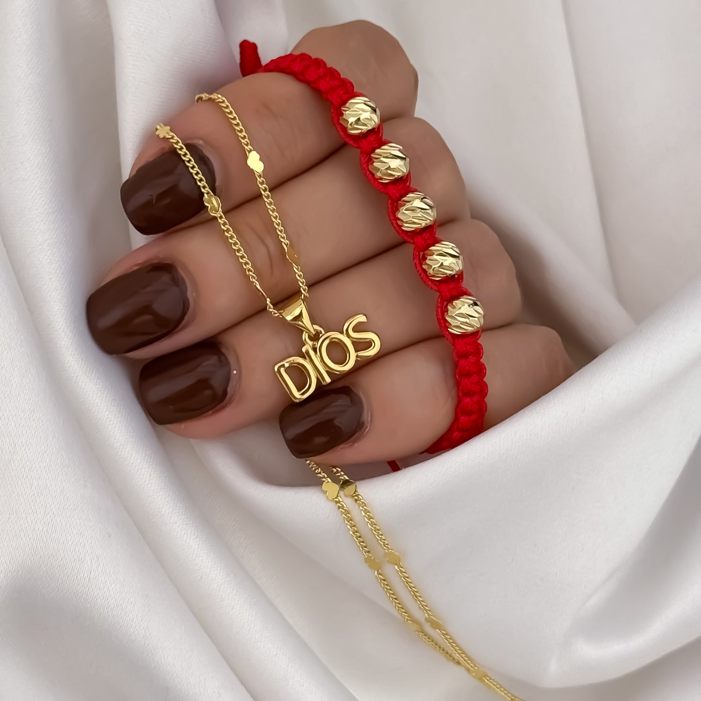 Cadena Tejido Cubana de Dama en Tejido Corazones + Dije de Dios + Pulseras Hilo Rojos en Balin Italiano de 6mm en Oro Laminado 18k