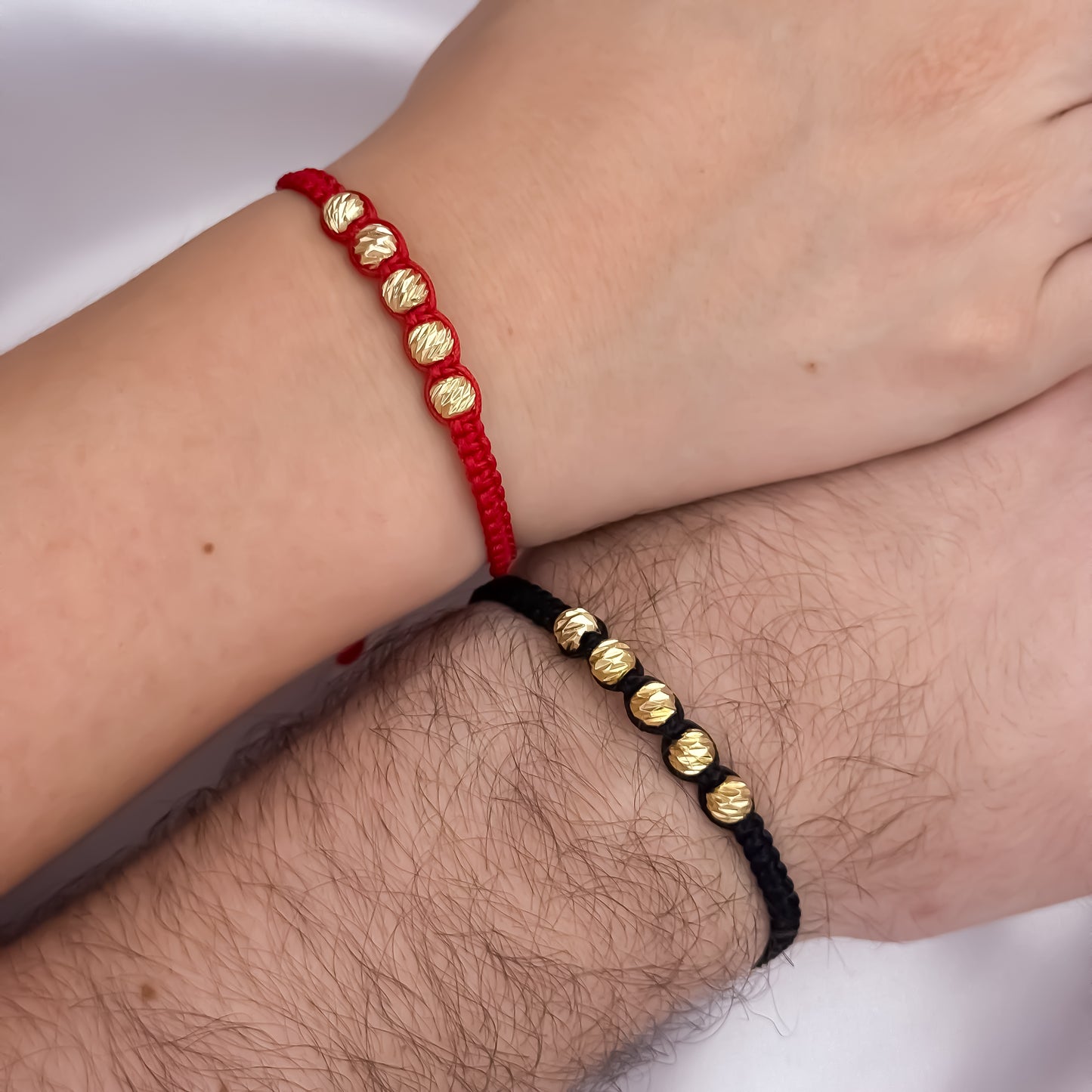Pulseras Para Parejas Tejidas en Hilo Rojo y Negro en Balin Italiano de 6mm en Oro Laminado 18k con Garantia de por vida
