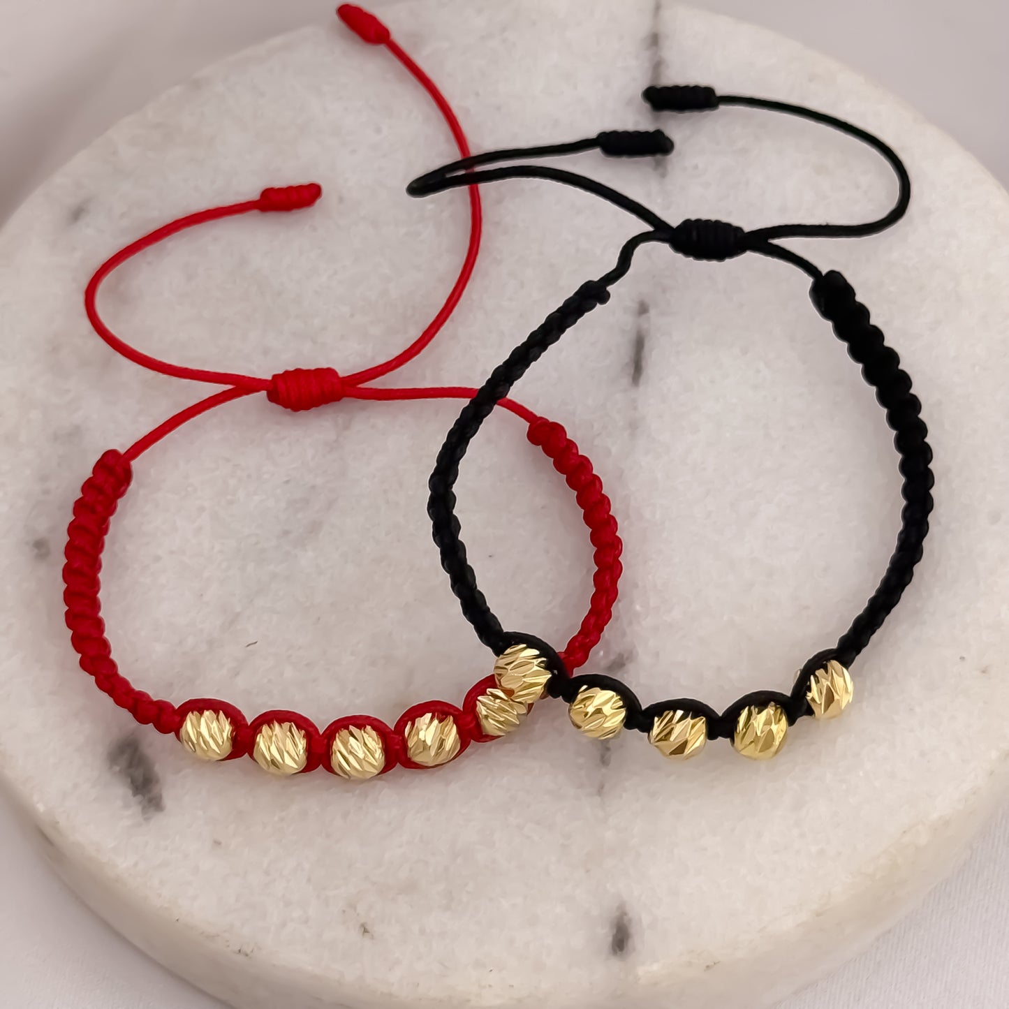 Pulseras Para Parejas Tejidas en Hilo Rojo y Negro en Balin Italiano de 6mm en Oro Laminado 18k con Garantia de por vida