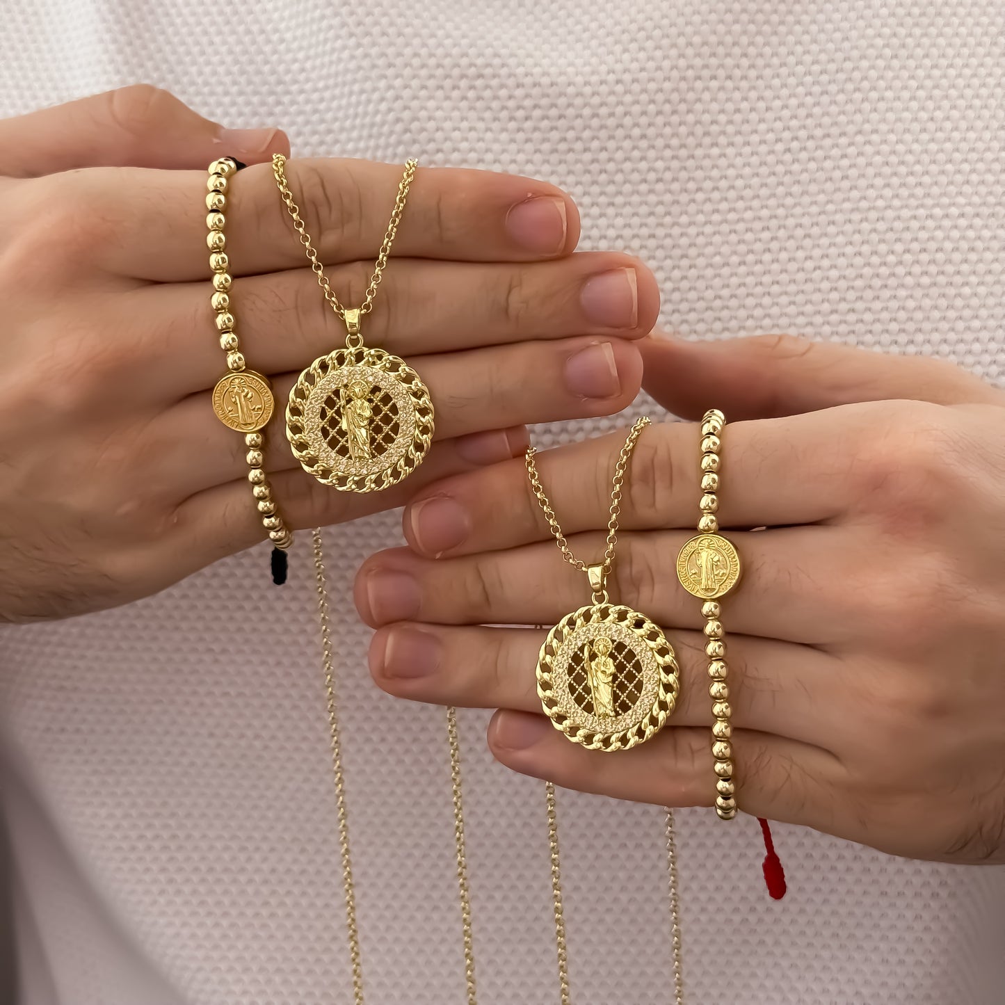 Cadenas para Parejas en Tejido Aros Cadena Hombre de 60cm + Cadena Dama + Dije de San Benito Proteccion + Pulseras de San Benito Proteccion en Parejas en Oro Laminado 18k con Garantia de por vida