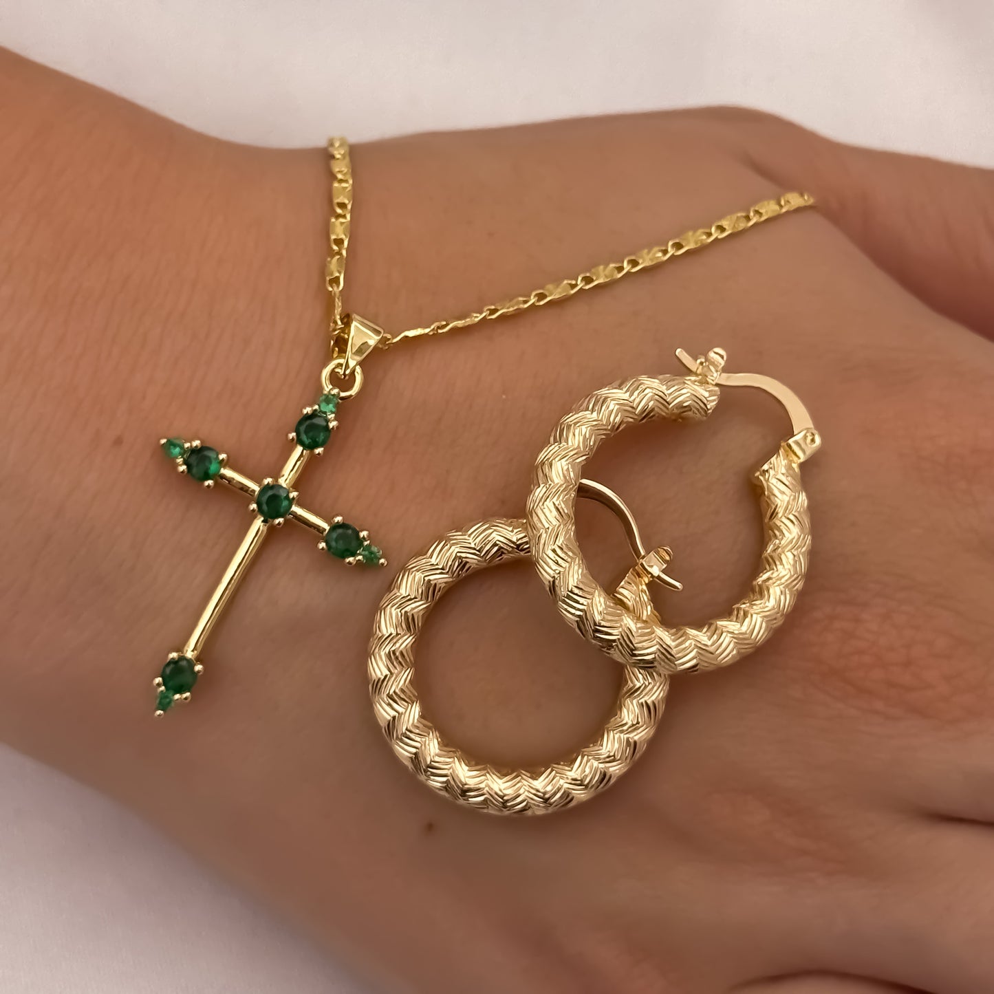 Cadena Tejido Escalera Plana de 45cm de 2mm + Cruz Verde Esmeralda + Candongas Tallada en Oro Laminado 18k con Garantia de por vida