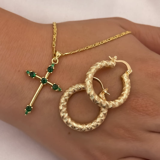 Cadena Tejido Escalera Plana de 45cm de 2mm + Cruz Verde Esmeralda + Candongas Tallada en Oro Laminado 18k con Garantia de por vida