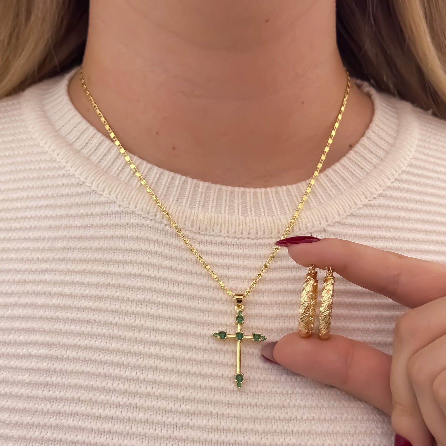 Cadena Tejido Escalera Plana de 45cm de 2mm + Cruz Verde Esmeralda + Candongas Tallada en Oro Laminado 18k con Garantia de por vida